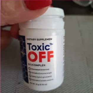 donna felice per aver trovato una soluzione naturale contro i parassiti con Toxic OFF